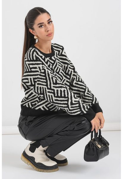 Pulover cu model si decolteu la baza gatului