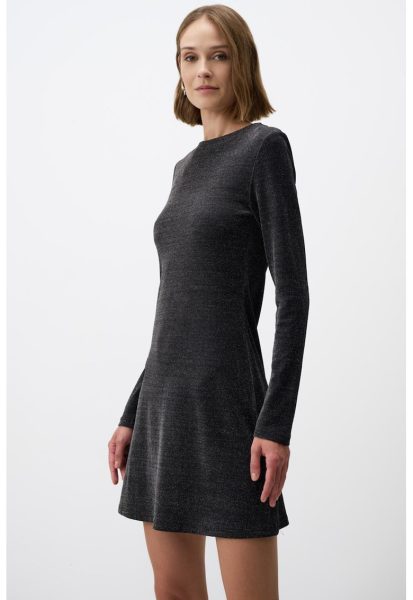 Rochie mini evazata cu decolteu la baza gatului