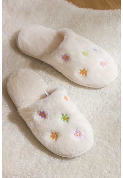 Papuci de casa pufosi cu flori brodate