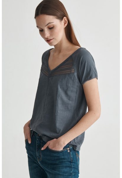 Tricou cu decolteu in V si detalii de dantela crosetata Agda