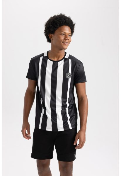 Tricou cu decolteu la baza gatului si dungi
