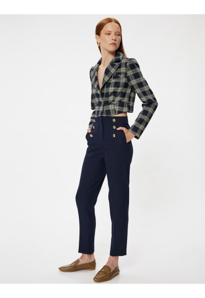 Pantaloni crop cu croiala tigareta si nasturi decorativi