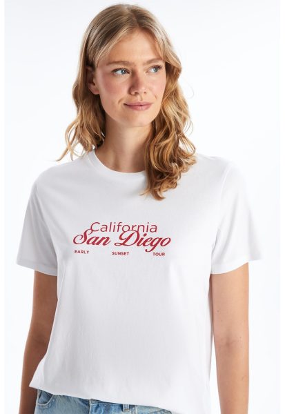 Tricou cu decolteu la baza gatului si imprimeu text