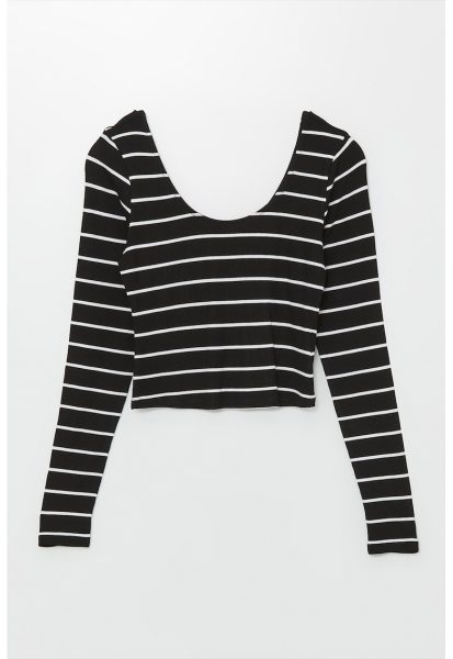 Bluza crop cu decolteu adanc