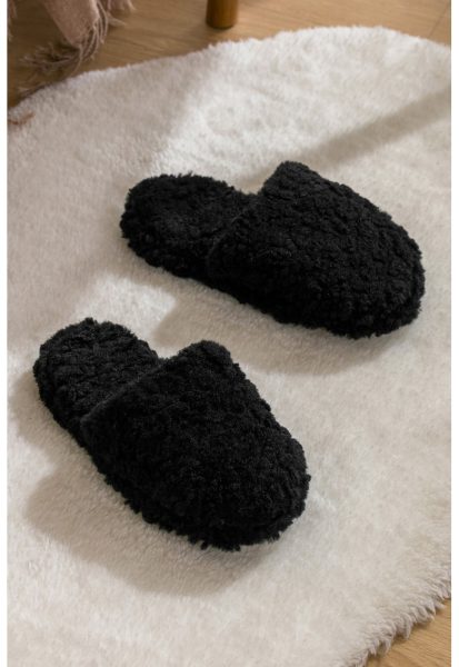 Papuci de casa pufosi cu model uni