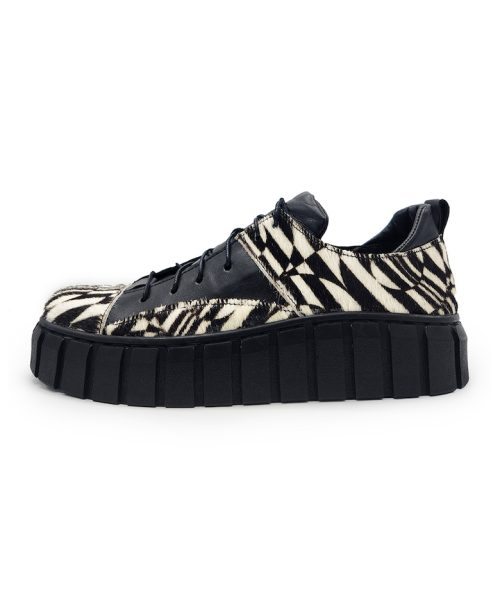 Pantofi cu model geometric