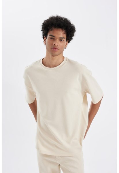 Tricou lejer cu decolteu la baza gatului