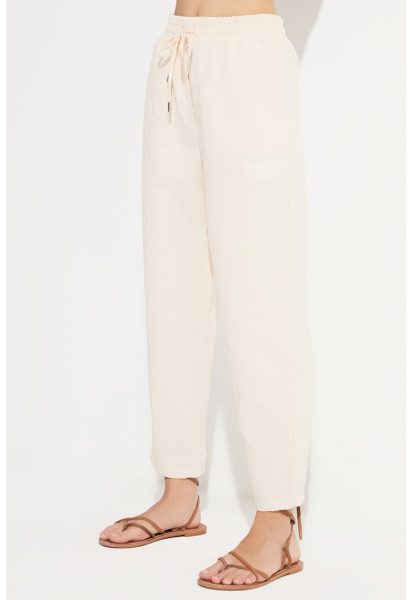 Pantaloni cu croiala conica si model uni si buzunare laterale