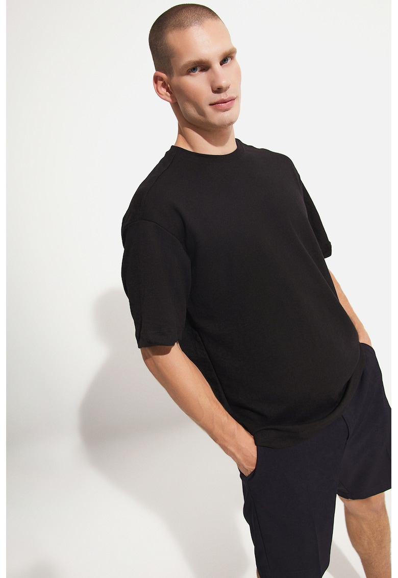 Tricou supradimensionat cu decolteu la baza gatului